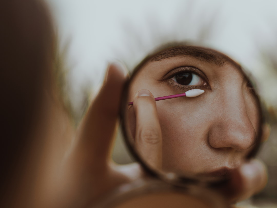 LastSwab Beauty kestovanupuikko käyttö meikin rajaukseen Kestovanupuikon käyttö silmänalueen rajaukseen, nainen rajaa meikkiä silmän alta